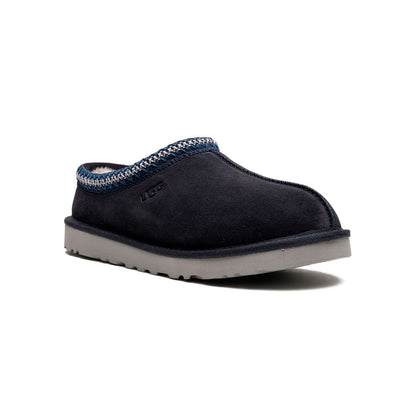 UGG Tasman Black chaussons homme et femme en daim et peau de mouton noir, vue de face