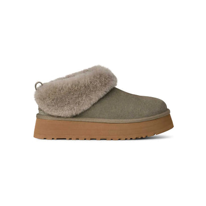 UGG Tazzelle Moss Green chaussons à plateforme femme en daim et peau de mouton vert mousse, vue de profil