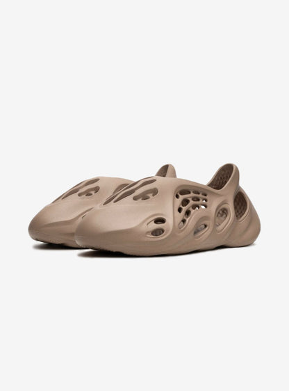adidas Yeezy Foam RNNR Clay Taupe Sabots Marron Homme Femme - 2