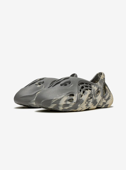 adidas Yeezy Foam RNNR MXT Moon Gray Sabots Gris Homme Femme - 2
