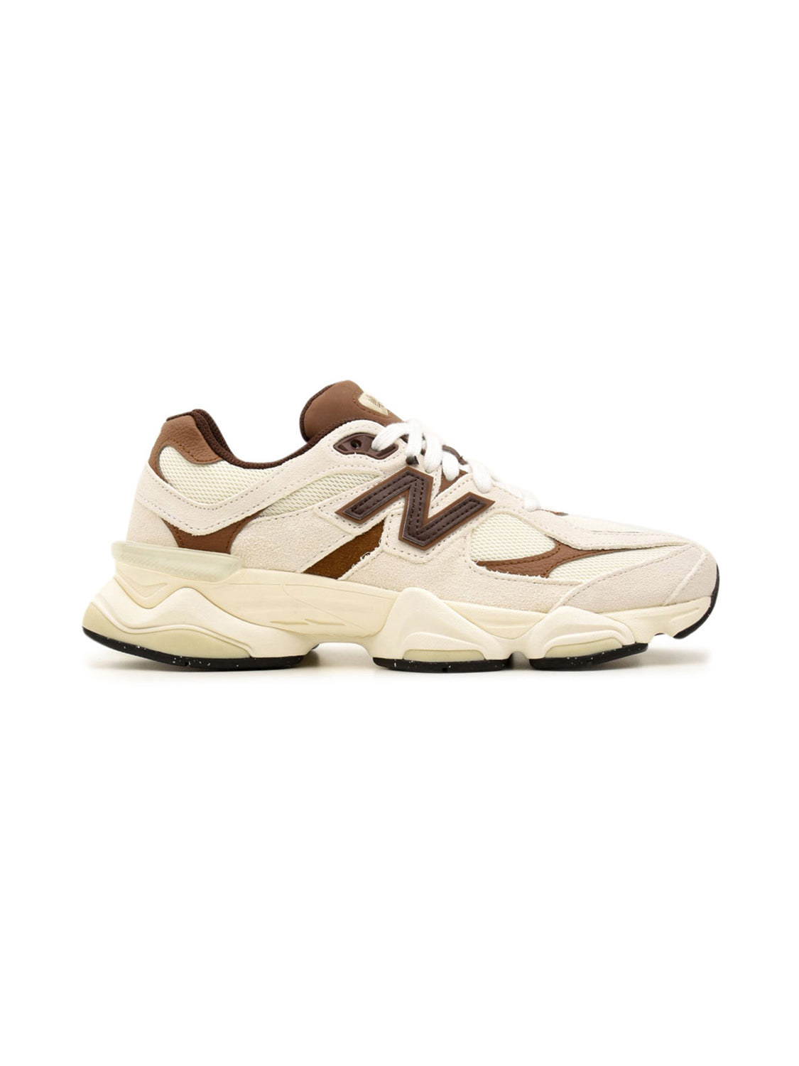 New Balance 9060 Beige baskets basses homme et femme daim et mesh beige, vue de profil