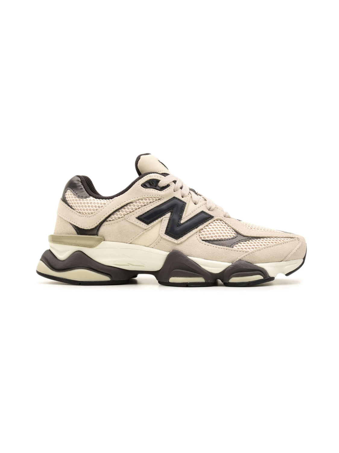 New Balance 9060 Timberwolf / Black Cement baskets basses homme et femme daim et mesh noir gris, vue de profil