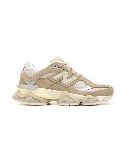 New Balance 9060 Driftwood / Timberwolf baskets basses homme et femme daim et mesh gris beige, vue de profil