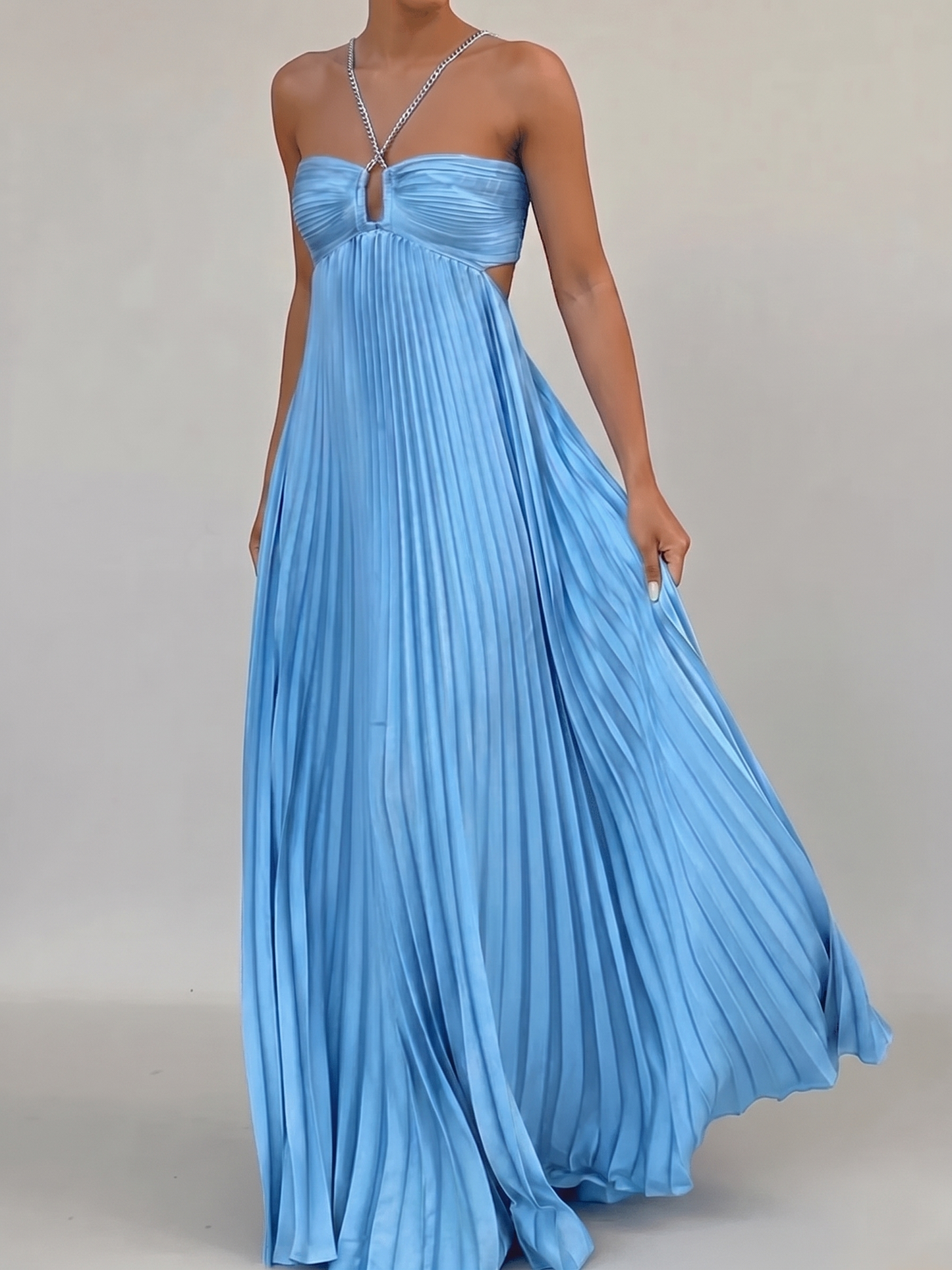 Robe Longue Femme à Dos Nu et Col Licou Plissée – Silhouette Fluide Sol