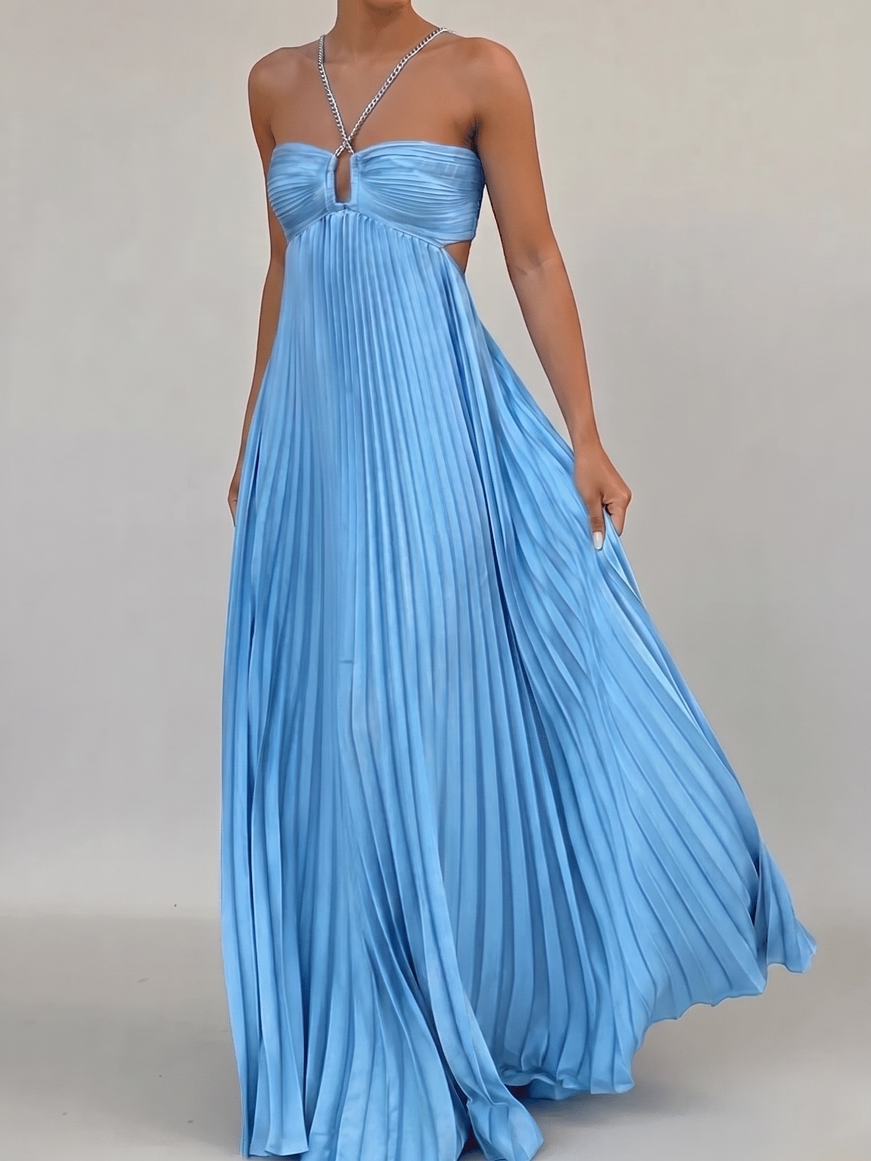 Robe Longue Femme à Dos Nu et Col Licou Plissée – Silhouette Fluide Sol