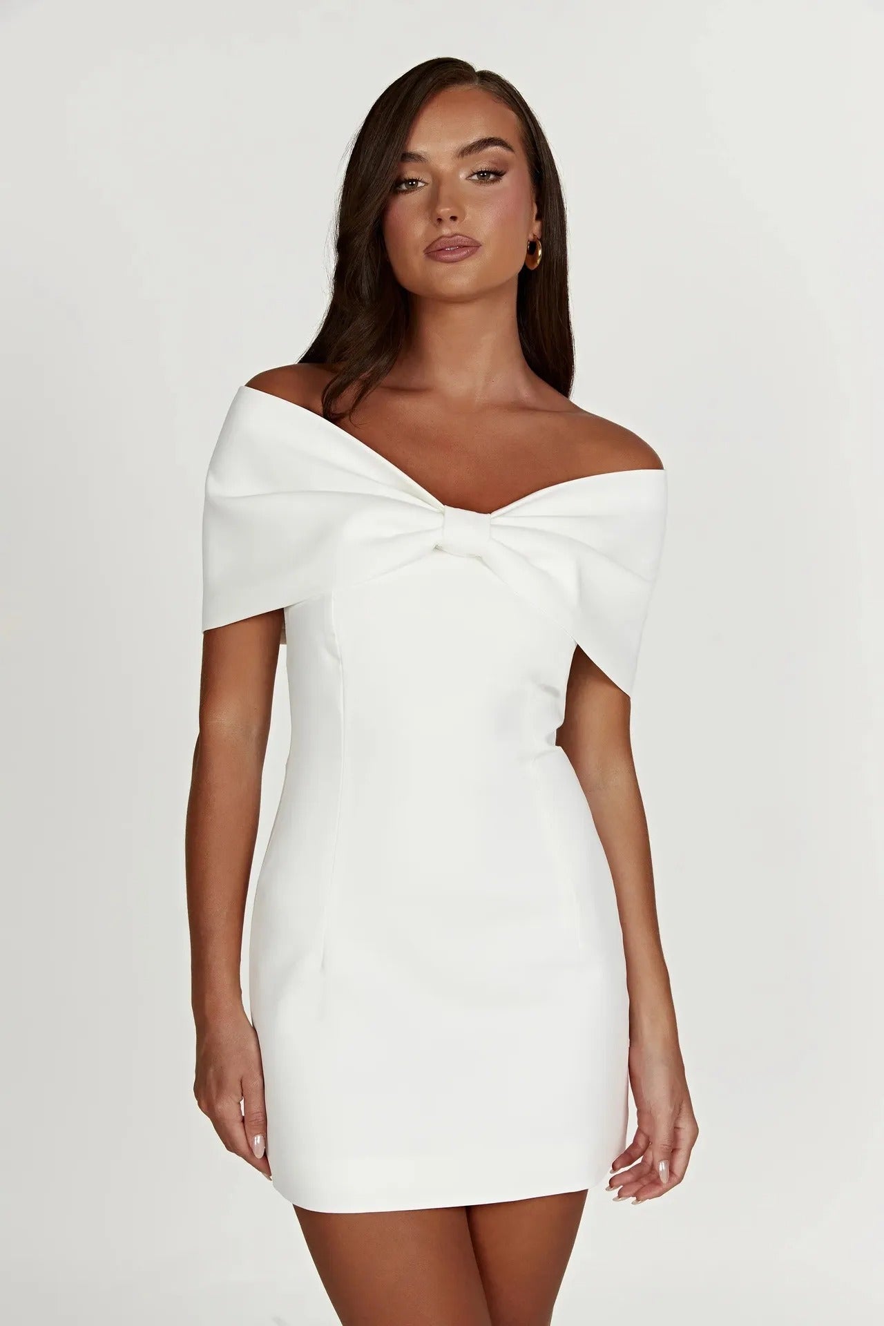 Robe Mini Femme en tissu léger, épaules dénudées, coupe moulante – Menvelo