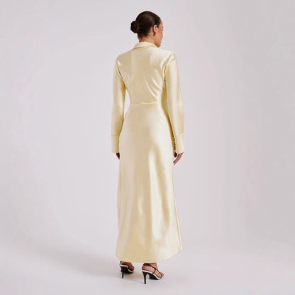 Robe Femme Satinée Manches Longues – Fendue et Élégante