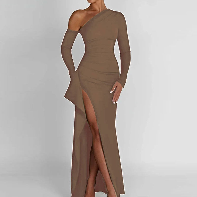 Robe Femme Épaule Dénudée – Coupe Cintrée et Fente Asymétrique