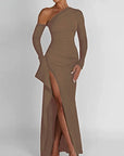 Robe Femme Épaule Dénudée – Coupe Cintrée et Fente Asymétrique
