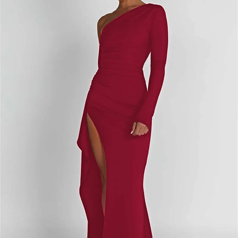 Robe Femme Épaule Dénudée – Coupe Cintrée et Fente Asymétrique