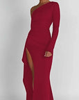 Robe Femme Épaule Dénudée – Coupe Cintrée et Fente Asymétrique
